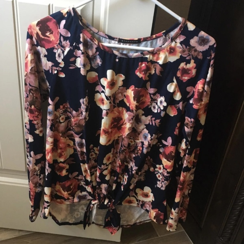 Staccato knot top